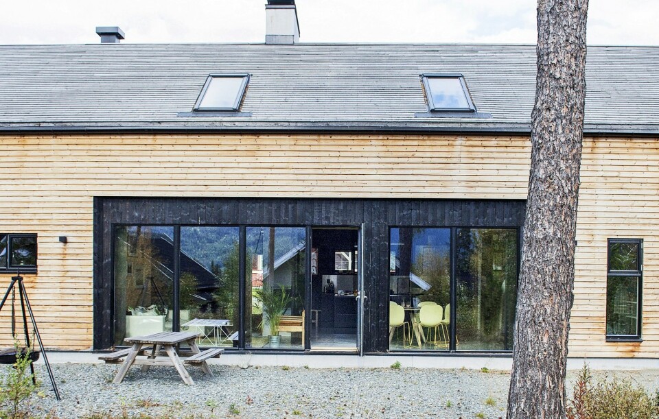 HUS I HEMSEDAL: Husets form er inspirert av de omkringliggende låvene: langstrakt og med saltak. Gavlveggene er beiset, mens langsidene er ubehandlet. All ytterkledning er i kjerneved av furu. FOTO: Filippa Tredal. HUS I HEMSEDAL: Husets form er inspirert av de omkringliggende låvene: langstrakt og med saltak. Gavlveggene er beiset, mens langsidene er ubehandlet. All ytterkledning er i kjerneved av furu. FOTO: Filippa Tredal.