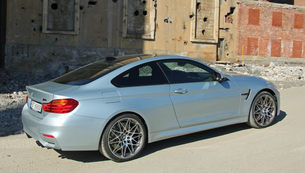 MMMMM: 20-tommers aluminiumsfelger kledd med 285/30 og 265/30 Michelin Pilot Super Sport-dekk. (FOTO: Martin Jansen) MMMMM: 20-tommers aluminiumsfelger kledd med 285/30 og 265/30 Michelin Pilot Super Sport-dekk. (FOTO: Martin Jansen)