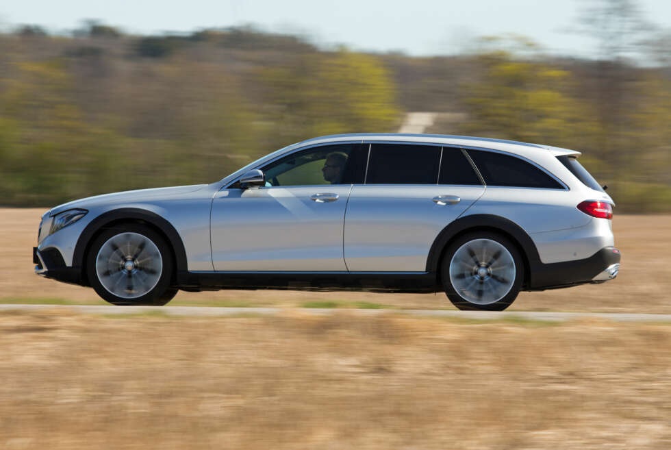 FØRSTE FORSØK: E-klasse All-Terrain er Mercedes' første forsøk i "allroader"-nisjen. De har truffet godt, i hvert fall om maksimal bakkeklaring ikke er så viktig. (FOTO: Terje Bjørnsen) FØRSTE FORSØK: E-klasse All-Terrain er Mercedes' første forsøk i "allroader"-nisjen. De har truffet godt, i hvert fall om maksimal bakkeklaring ikke er så viktig. (FOTO: Terje Bjørnsen)