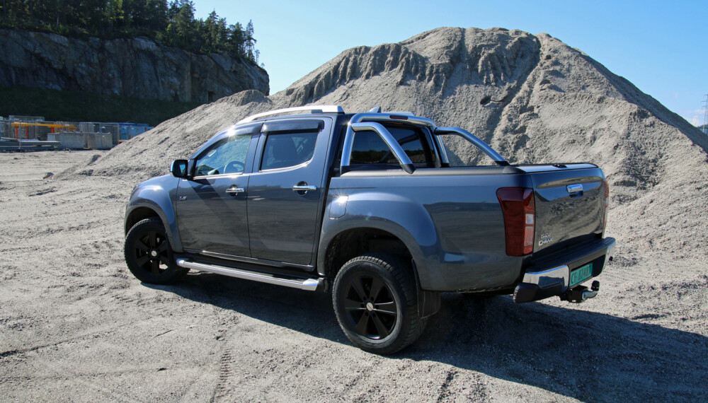 TØFFING: Isuzu D-Max er en rustikk pickup. Mindre slagvolum til tross, den trekker og laster like tungt som før. (FOTO: Martin Jansen) TØFFING: Isuzu D-Max er en rustikk pickup. Mindre slagvolum til tross, den trekker og laster like tungt som før. (FOTO: Martin Jansen)