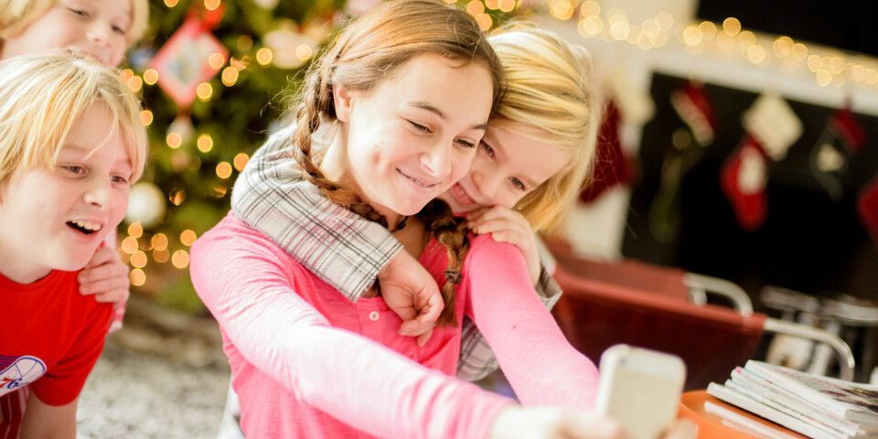 JULEGAVER TIL UNGDOM: I dag er ungdommen mest opptatt av mobilen sin, så hva kan du gi dem til jul? Foto: Gettyimages.com. JULEGAVER TIL UNGDOM: I dag er ungdommen mest opptatt av mobilen sin, så hva kan du gi dem til jul? Foto: Gettyimages.com.