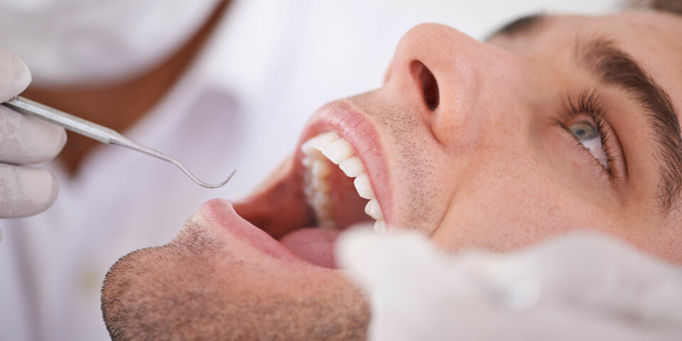 PERIODONTITT OG TANNKJØTTSYKDOMMER: Dersom tannkjøttet har en mørkere rødfarge, blir hovent og føles ømt ved berøring, kan dette være tegn på at det er betent. Foto: Gettyimages.com. PERIODONTITT OG TANNKJØTTSYKDOMMER: Dersom tannkjøttet har en mørkere rødfarge, blir hovent og føles ømt ved berøring, kan dette være tegn på at det er betent. Foto: Gettyimages.com.