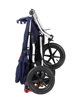 Vognen veier 11,5 kg, og er 10,5 cm kortere enn forgjengeren. . Fold vognen enkelt sammen med én hånd, og chassis låses automatisk for enkel inn- og utlossing i bilen. Vognen veier 11,5 kg, og er 10,5 cm kortere enn forgjengeren. . Fold vognen enkelt sammen med én hånd, og chassis låses automatisk for enkel inn- og utlossing i bilen.