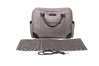 Modernistisk stil og fornyet funksjonalitet, cosmopolitan luxury i GEO leveres med bag, vendbar sittedel, stelleveske og fottrekk i samme stil og reversibelt sikkerhetsbelte. Ekstra stor solskjerm for beskyttelse for alle elementer. Modernistisk stil og fornyet funksjonalitet, cosmopolitan luxury i GEO leveres med bag, vendbar sittedel, stelleveske og fottrekk i samme stil og reversibelt sikkerhetsbelte. Ekstra stor solskjerm for beskyttelse for alle elementer.