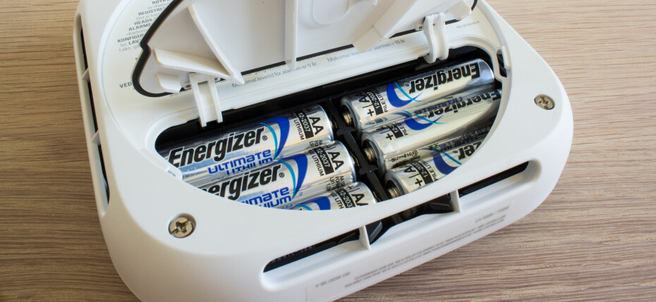 FEM ÅR: Seks batterier med lang levetid sikrer at det skal gå cirka 5 år mellom hver gang du trenger å skifte batterier på Nest Protect. FEM ÅR: Seks batterier med lang levetid sikrer at det skal gå cirka 5 år mellom hver gang du trenger å skifte batterier på Nest Protect.