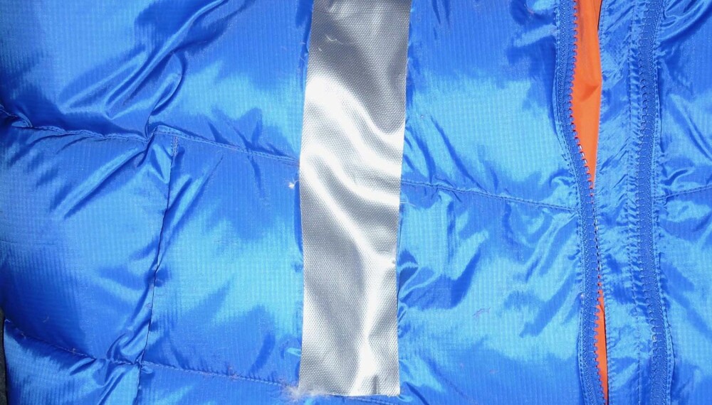 Quick fix: Får du ei lang rift i jakka, er det ofte enklest og best å sette en bit tape over det ødelagte området for å hindre at du mister dun. Om jakka er tørr før du setter på tapen, kan dette holde lenge. Kan utbedres senere. Quick fix: Får du ei lang rift i jakka, er det ofte enklest og best å sette en bit tape over det ødelagte området for å hindre at du mister dun. Om jakka er tørr før du setter på tapen, kan dette holde lenge. Kan utbedres senere.