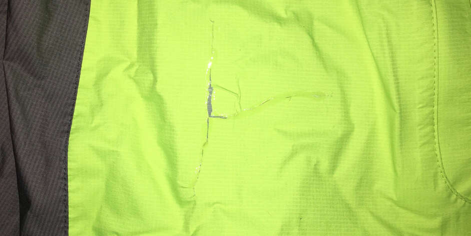 Når du har bedre tid, tilpasser du en så smal teipremse som mulig og teiper på innsiden av jakken. Påfør deretter et tynt lag blankt lim eller f.eks. Aquaseal på utsiden. Dette er en varig løsning. «Pustende» teip kan kjøpes. Når du har bedre tid, tilpasser du en så smal teipremse som mulig og teiper på innsiden av jakken. Påfør deretter et tynt lag blankt lim eller f.eks. Aquaseal på utsiden. Dette er en varig løsning. «Pustende» teip kan kjøpes.