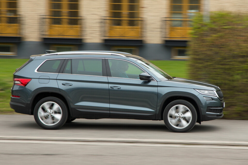 LETTBRUKT: Kodiaq er en ganske stor SUV, men sjåføren har god oversikt over bilen. Kjøreegenskapene er uventet stasjonsvognaktige. (FOTO: Terje Bjørnsen) LETTBRUKT: Kodiaq er en ganske stor SUV, men sjåføren har god oversikt over bilen. Kjøreegenskapene er uventet stasjonsvognaktige. (FOTO: Terje Bjørnsen)