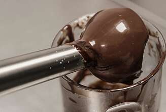 GANACHE: En god stavmikser lager god ganache, en blanding av fløte og sjokolade som blir til en emuljson. FOTO: Øyvind Lie. GANACHE: En god stavmikser lager god ganache, en blanding av fløte og sjokolade som blir til en emuljson. FOTO: Øyvind Lie.
