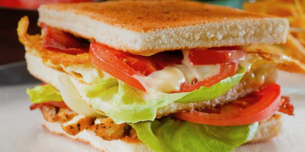 DEILIG: Loff, kylling, bacon, salat og majones er hovedingrediensene i en club sandwich. Foto: Colourbox DEILIG: Loff, kylling, bacon, salat og majones er hovedingrediensene i en club sandwich. Foto: Colourbox