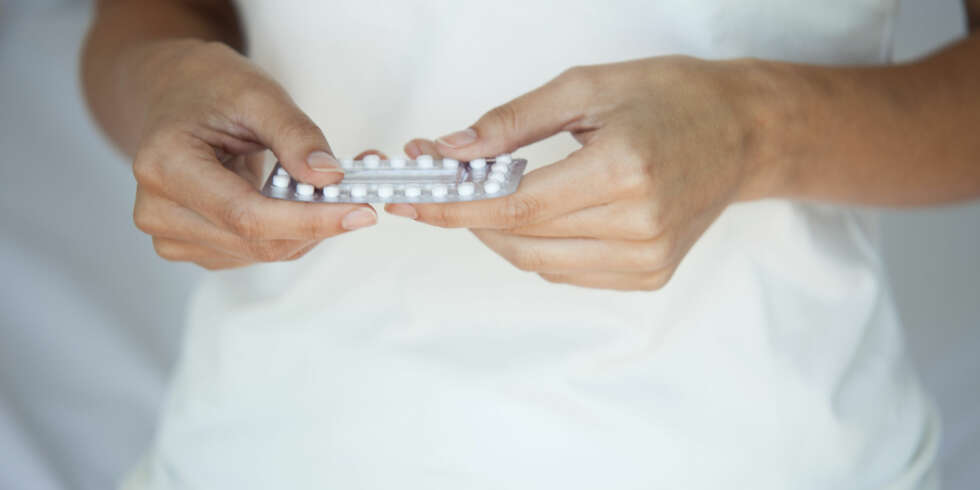 UTSETTE ELLER STOPPE MENSEN: Dersom du går på p-piller kan du fint utsette menstruasjonen når du måtte ønske. Går du ikke på prevensjon må du ha reseptbelagt medikament for å stoppe mensen. UTSETTE ELLER STOPPE MENSEN: Dersom du går på p-piller kan du fint utsette menstruasjonen når du måtte ønske. Går du ikke på prevensjon må du ha reseptbelagt medikament for å stoppe mensen.
