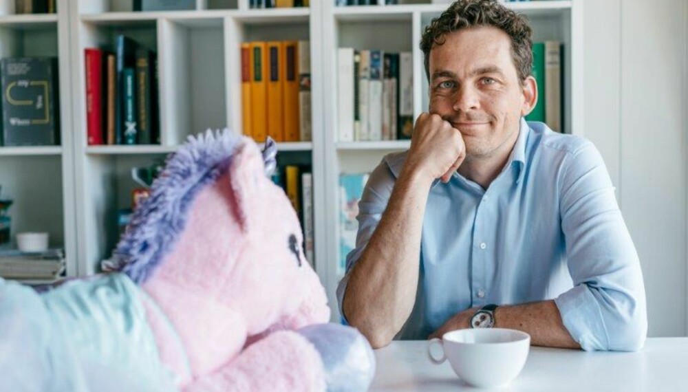 Olav Brostrup Müller (40) er ny spaltist i Kamille. Han jobber som kultursjef på Lillehammer, der han bor med kone og to barn. Han har skrevet boka Kjedet enebolig – rapport fra provinsen, en personlig fortelling om å slå seg til ro i livet. Olav Brostrup Müller (40) er ny spaltist i Kamille. Han jobber som kultursjef på Lillehammer, der han bor med kone og to barn. Han har skrevet boka Kjedet enebolig – rapport fra provinsen, en personlig fortelling om å slå seg til ro i livet.