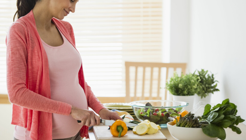 NEI-MAT FOR GRAVIDE: Dette er maten du som gravid bør unngå å spise. Kan du spise jordbær som gravid? Og hvordan bør kjøttet stekes i graviditeten? FOTO: Getty Images. NEI-MAT FOR GRAVIDE: Dette er maten du som gravid bør unngå å spise. Kan du spise jordbær som gravid? Og hvordan bør kjøttet stekes i graviditeten? FOTO: Getty Images.