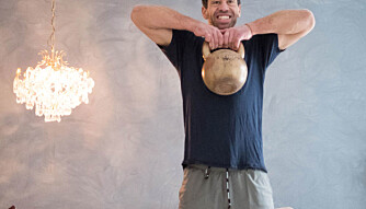 Øvelse 2: Knebøy med opptrekk med kettlebell Øvelse 2: Knebøy med opptrekk med kettlebell