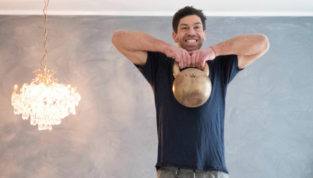 Treningsekspert Yngvar Andersen demonstrerer en enkel og effektiv styrkeøvelse med kettlebell. Treningsekspert Yngvar Andersen demonstrerer en enkel og effektiv styrkeøvelse med kettlebell.