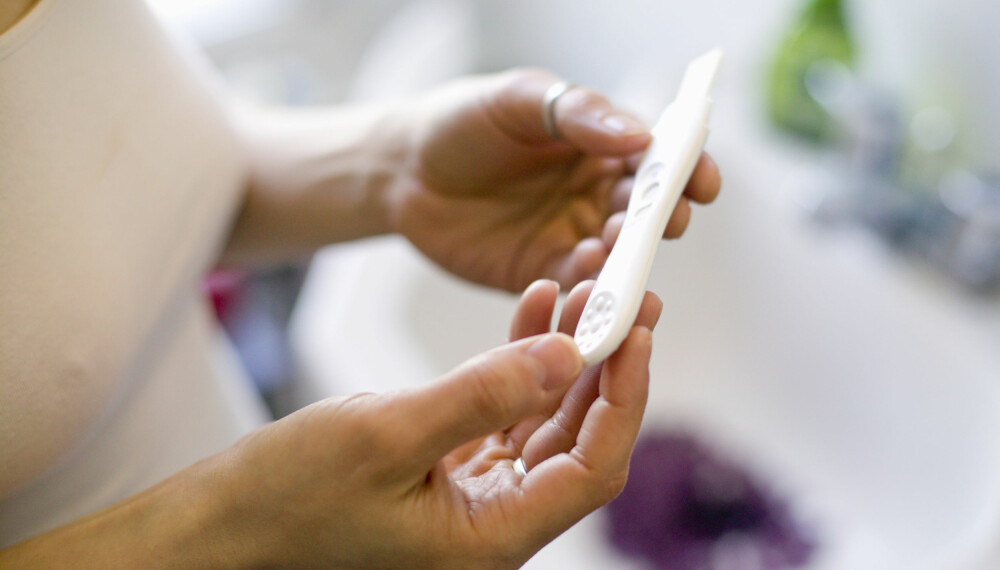 PCOS GRAVID: PCOS er overdevent mye mannlige kjønnshormoner, noe som kan blokkere eggløsningen hos kvinner. Dette kan gjøre det vanskeligere for noen å bli gravid. FOTO: Getty Images. PCOS GRAVID: PCOS er overdevent mye mannlige kjønnshormoner, noe som kan blokkere eggløsningen hos kvinner. Dette kan gjøre det vanskeligere for noen å bli gravid. FOTO: Getty Images.
