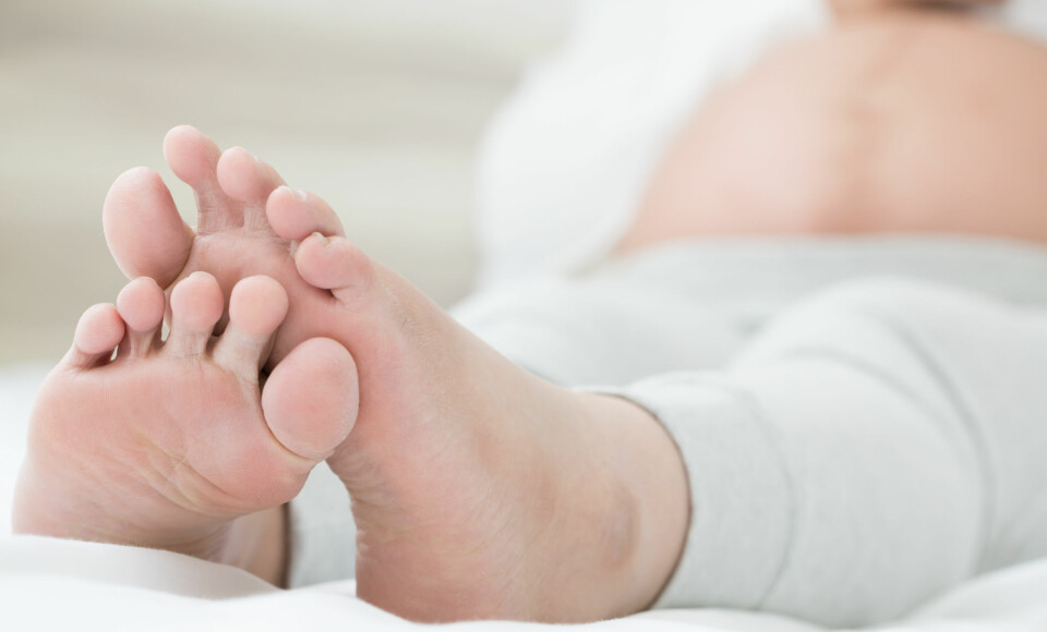 VANN I KROPPEN GRAVID: Hovne bein og ankler oppstår ofte når du har mye vann i kroppen i svangerskapet, noe som er en ubehagelig men ufarlig tilstand. FOTO: Getty Images. VANN I KROPPEN GRAVID: Hovne bein og ankler oppstår ofte når du har mye vann i kroppen i svangerskapet, noe som er en ubehagelig men ufarlig tilstand. FOTO: Getty Images.