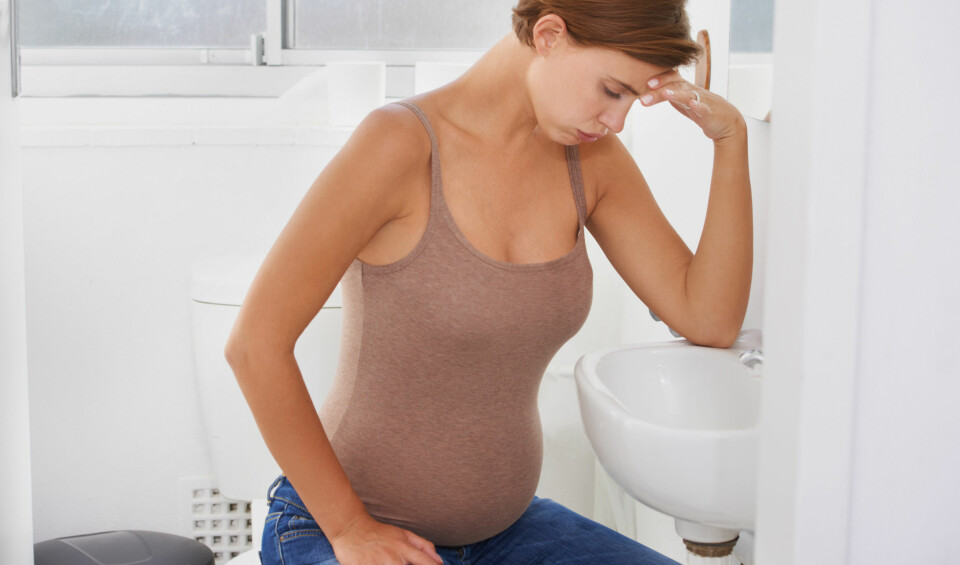 SVIMMEL GRAVID: Opplever du å bli så svimmel at du må sette deg ned? Det trenger ikke skyldes graviditeten, men vær obs dersom det vedvarer. FOTO: Getty Images. SVIMMEL GRAVID: Opplever du å bli så svimmel at du må sette deg ned? Det trenger ikke skyldes graviditeten, men vær obs dersom det vedvarer. FOTO: Getty Images.