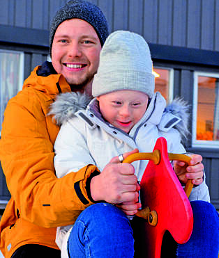 SØSKENKJÆRLIGHET: Storebror Morten er Helenes støttekontakt og store helt. Her har han hentet henne på skolen. SØSKENKJÆRLIGHET: Storebror Morten er Helenes støttekontakt og store helt. Her har han hentet henne på skolen.