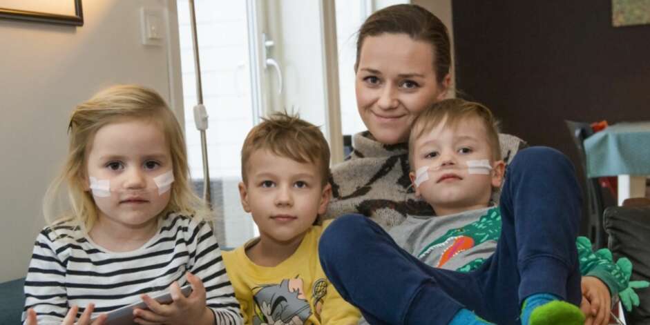 LIVET MED ALVORLIG SYKE BARN: Heli, Ailo, Bettina og Max Lindgren er en helt vanlig uvanlig familie . Både Max og Heli er koblet til oksygen, mens eldstemann har en tarm som ikke fungerer. Foto: Knut Vindfalle LIVET MED ALVORLIG SYKE BARN: Heli, Ailo, Bettina og Max Lindgren er en helt vanlig uvanlig familie . Både Max og Heli er koblet til oksygen, mens eldstemann har en tarm som ikke fungerer. Foto: Knut Vindfalle