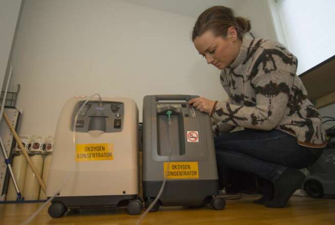 MYE UTSTYR: Bettina føler seg nesten som en utlært sykepleier. Drømmen hadde vært å bli barnelege, sier hun. Foto:Knut Vindfalle MYE UTSTYR: Bettina føler seg nesten som en utlært sykepleier. Drømmen hadde vært å bli barnelege, sier hun. Foto:Knut Vindfalle