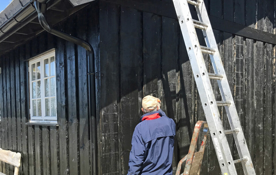 MALE HUS UTVENDIG: Våren er en fin tid for å vedlikeholde ytterkledningen på boligen. Før du setter i gang er det viktig at kledningen er rengjort for smuss og skitt, og eventuelt svertesopp. MALE HUS UTVENDIG: Våren er en fin tid for å vedlikeholde ytterkledningen på boligen. Før du setter i gang er det viktig at kledningen er rengjort for smuss og skitt, og eventuelt svertesopp.