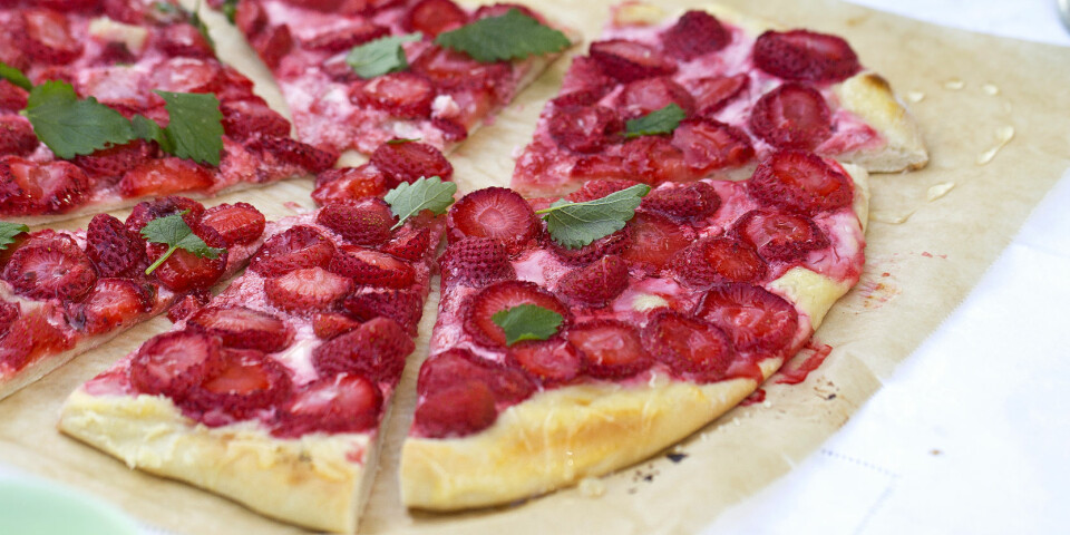 NY: Pizza med jordbær er en annerledes måte å lage sommerkake på. Prøv, da vel! Foto: Nadin Martinuzzi NY: Pizza med jordbær er en annerledes måte å lage sommerkake på. Prøv, da vel! Foto: Nadin Martinuzzi