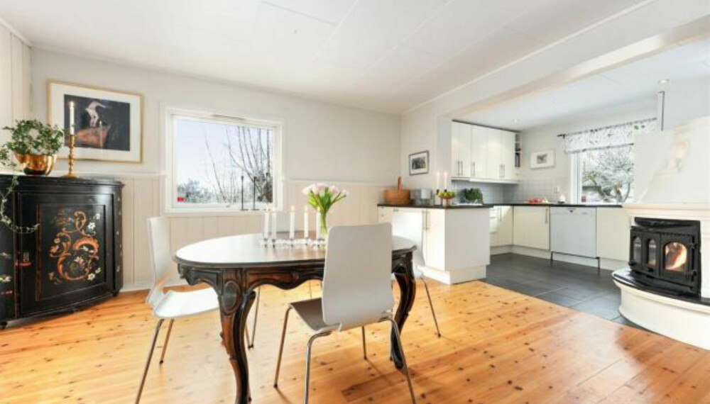Før: Kjøkkenet var mer adskilt fra spiseplass før, både fysisk og visuelt. Kjøkkenhalvøya til venstre og murpeisen til høyre ble begge fjernet, og alle flater ble fornyet. Før: Kjøkkenet var mer adskilt fra spiseplass før, både fysisk og visuelt. Kjøkkenhalvøya til venstre og murpeisen til høyre ble begge fjernet, og alle flater ble fornyet.