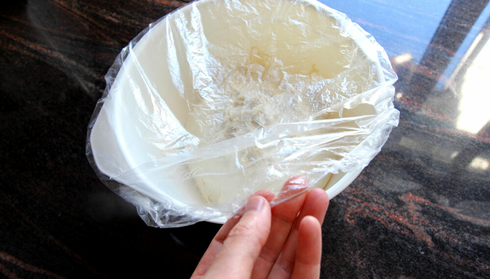 Pakk bollen inn i plast og la
stå på benken i ca. 1 time. Pakk bollen inn i plast og la
stå på benken i ca. 1 time.