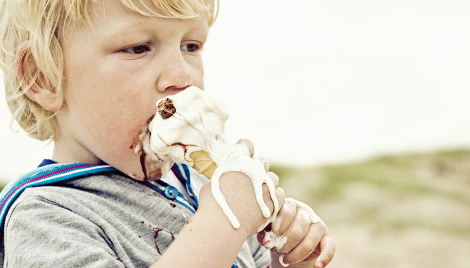 BARN OG IS I SOMMERFERIEN: For det aktive barne er det ifølge ekspertene helt greit å spise et par is om dagen nå i sommervarmen. Men la det ikke bli en vane. BARN OG IS I SOMMERFERIEN: For det aktive barne er det ifølge ekspertene helt greit å spise et par is om dagen nå i sommervarmen. Men la det ikke bli en vane.