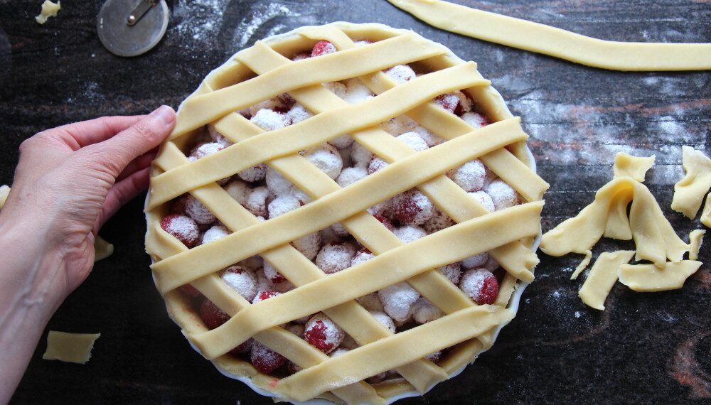 4. Legg deigstrimler på i et mønster. Pensle mørdeigen med egg før steking. 4. Legg deigstrimler på i et mønster. Pensle mørdeigen med egg før steking.