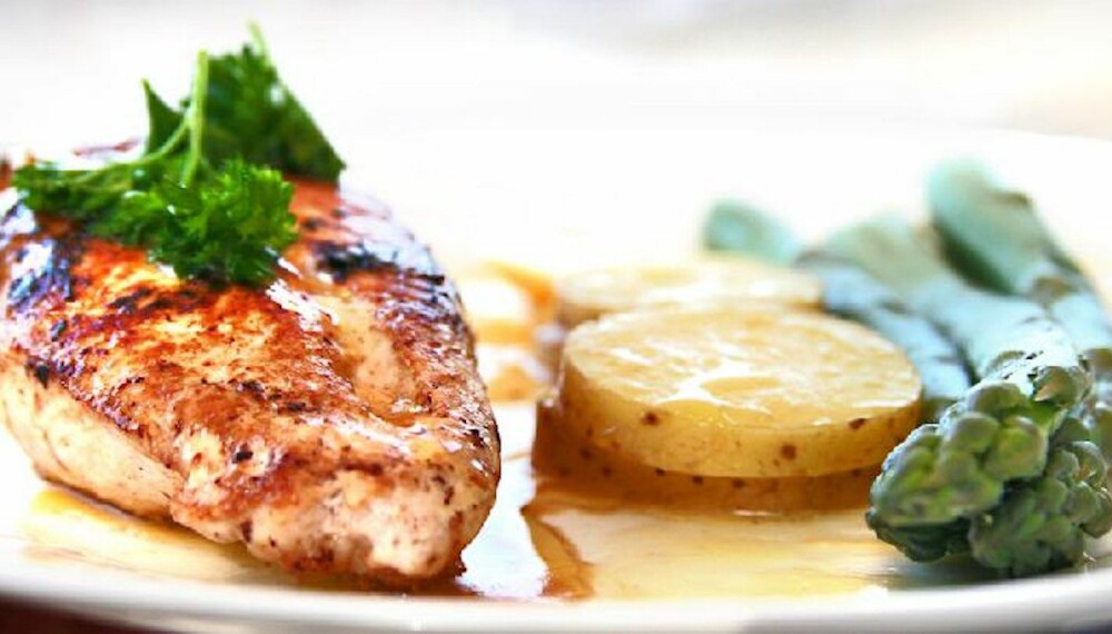 DEILIG: Kylling med asparges og nypotetsalat. DEILIG: Kylling med asparges og nypotetsalat.