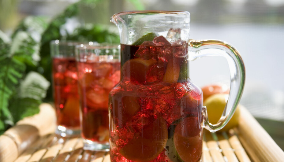 OPPSKRIFT PÅ SANGRIA: Sangria er basert på vin og frukt, og kanskje enda noen ingredienser. OPPSKRIFT PÅ SANGRIA: Sangria er basert på vin og frukt, og kanskje enda noen ingredienser.