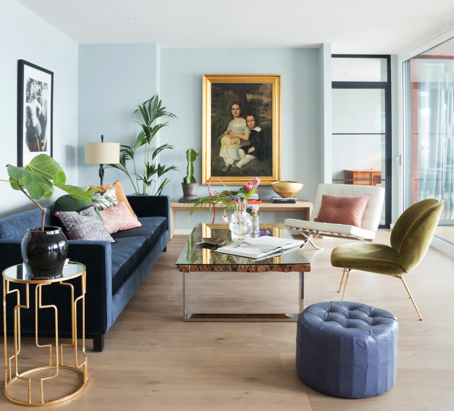 Den delikate blåfargen i stuen er Light blue fra Farrow & Ball. Sofaen og sofabordet Casa er fra Slettvoll. Den grønne stolen Beetle er fra Gubi, og maleriet med den gullfargede rammen har fulgt paret i mange år. Parketten er fra Boen. – Om sommeren tar vi gjerne bort det store gulvteppet vi har ellers i året, vi synes det gir en deilig sommerfølelse, sier Cecilie. Den delikate blåfargen i stuen er Light blue fra Farrow & Ball. Sofaen og sofabordet Casa er fra Slettvoll. Den grønne stolen Beetle er fra Gubi, og maleriet med den gullfargede rammen har fulgt paret i mange år. Parketten er fra Boen. – Om sommeren tar vi gjerne bort det store gulvteppet vi har ellers i året, vi synes det gir en deilig sommerfølelse, sier Cecilie.