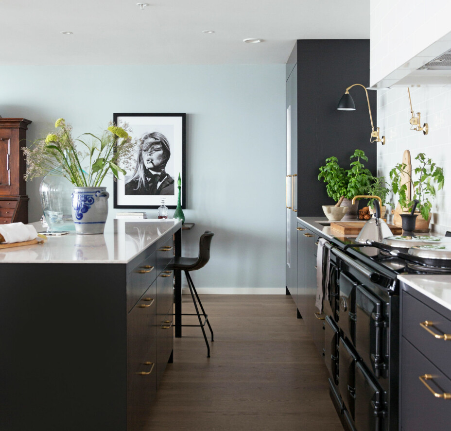 Den mørke kjøkkeninnredningen er fra Studio Kvänum. Alle veggene i leiligheten er malt i tre forskjellige nyanser fra Farrow & Ball; Daylight, Light Blue og Borrowed Light. Den mørke kjøkkeninnredningen er fra Studio Kvänum. Alle veggene i leiligheten er malt i tre forskjellige nyanser fra Farrow & Ball; Daylight, Light Blue og Borrowed Light.