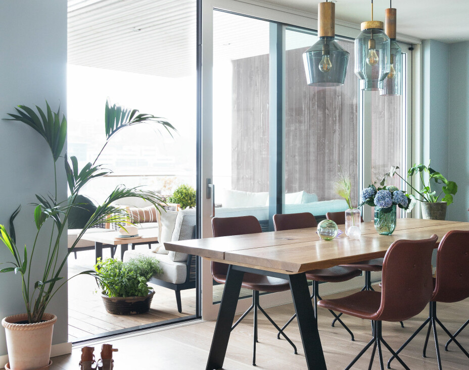 LEILIGHET PÅ SOLSIDEN: Hjemme hos Cecilie og Niels er lite overlatt til tilfeldighetene. I leiligheten ved Skilsø Brygge utenfor Arendal sørger de store vindusflatene for at kjøkken og spisestue bader i lys. LEILIGHET PÅ SOLSIDEN: Hjemme hos Cecilie og Niels er lite overlatt til tilfeldighetene. I leiligheten ved Skilsø Brygge utenfor Arendal sørger de store vindusflatene for at kjøkken og spisestue bader i lys.
