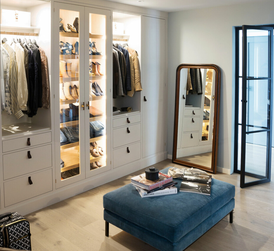 En drøm av et walk-in-closet! Det er nærmest gøy å brette klær når en har en garderobe som dette. Inneredningen med innebygget lys er fra Studio Kvänum. Puffen Elliot er fra Slettvoll. En drøm av et walk-in-closet! Det er nærmest gøy å brette klær når en har en garderobe som dette. Inneredningen med innebygget lys er fra Studio Kvänum. Puffen Elliot er fra Slettvoll.
