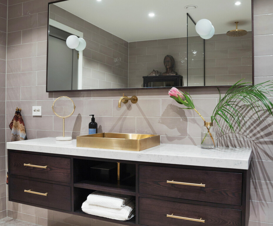 Innredningen på badet er laget av møbelsnekker Knut Rose Jensen. Vasken i messing er fra Tapwell, og armaturen er fra Vola. Gulvflisene er fra Fired Earth. Innredningen på badet er laget av møbelsnekker Knut Rose Jensen. Vasken i messing er fra Tapwell, og armaturen er fra Vola. Gulvflisene er fra Fired Earth.