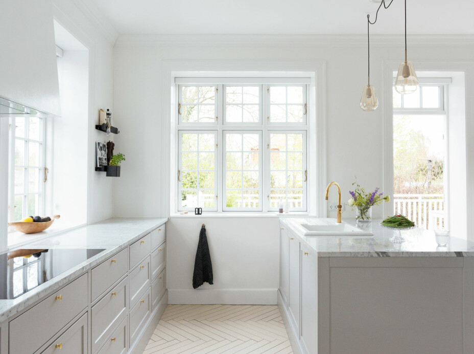 Nadias kjøkken er plassbygget av en lokal snekker, og malt i fargen Neutral Grey 3 fra Flügger. Gulvlistene er like høye som på veggpanelene i resten av etasjen, som også er en historisk detalj i huset. Veggene er malt i ren hvit, med noen enkle Flex-hyller fra Gejst. Gulvet i keramisk flis er lagt i fiskebensmønster, i en farge som varmer rommet like mye som alt sollyset som strømmer inn de mange, store vinduene.
– Vi ofret gladelig muligheten for overskap for å få plass til enda flere vinduer, sier Nadia.
Ikke at kjøkkenet lider av offergavene; her er mer enn nok plass til oppbevaring. Nadias kjøkken er plassbygget av en lokal snekker, og malt i fargen Neutral Grey 3 fra Flügger. Gulvlistene er like høye som på veggpanelene i resten av etasjen, som også er en historisk detalj i huset. Veggene er malt i ren hvit, med noen enkle Flex-hyller fra Gejst. Gulvet i keramisk flis er lagt i fiskebensmønster, i en farge som varmer rommet like mye som alt sollyset som strømmer inn de mange, store vinduene.
– Vi ofret gladelig muligheten for overskap for å få plass til enda flere vinduer, sier Nadia.
Ikke at kjøkkenet lider av offergavene; her er mer enn nok plass til oppbevaring.