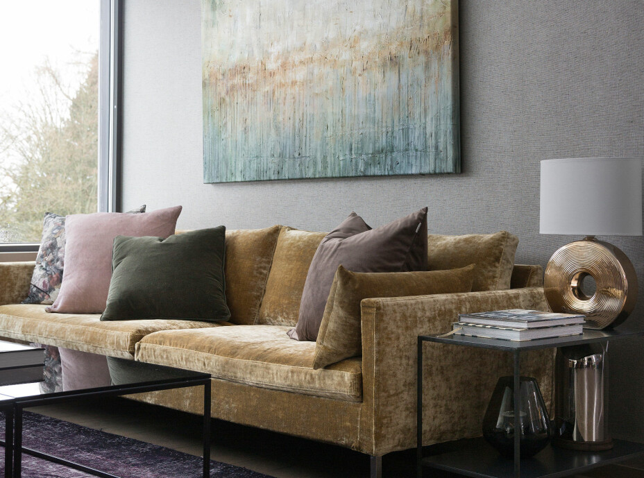 Hjemmet er nokså åpent, men stuen er likevel en egen definert sone.. Vintageteppet er fra Carpet Vista og de to bordene er fra Slettvoll. Sofaene er opprinnelig fra Eilersen, men Birthe har fått dem trukket om med fløyelstekstil fra Designers Guild. Hjemmet er nokså åpent, men stuen er likevel en egen definert sone.. Vintageteppet er fra Carpet Vista og de to bordene er fra Slettvoll. Sofaene er opprinnelig fra Eilersen, men Birthe har fått dem trukket om med fløyelstekstil fra Designers Guild.
