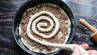 Rull en pølse av resten av deigen. Legg på i spiralmønster. Rull en pølse av resten av deigen. Legg på i spiralmønster.