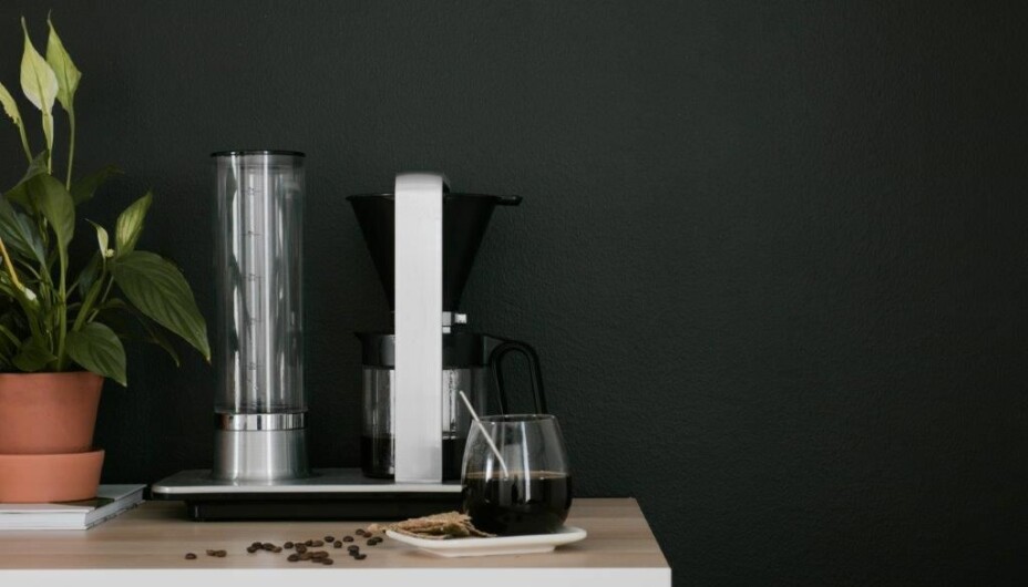 PREMIEN: Kaffetrakteren Wilfa svart presisjon er utviklet i samarbeid med barista Tim Wendelboe. Den har en verdi av kr 3500, og vi trekker ut tre heldige vinnere. PREMIEN: Kaffetrakteren Wilfa svart presisjon er utviklet i samarbeid med barista Tim Wendelboe. Den har en verdi av kr 3500, og vi trekker ut tre heldige vinnere.