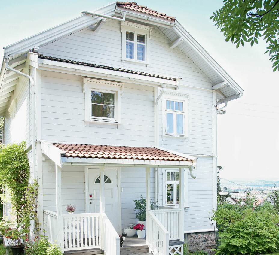 SVEITSERVILLA PÅ HØYENHALL: Hilde og Andreas hadde ikke hørt om Høyenhall før, men ble forelsket i både huset og området da de var her for første gang. –Vi ser hele byen herfra, helt over til Holmenkollen. Det er deilig å bo i en grønn oase og samtidig ha nærhet til byen, sier Hilde. SVEITSERVILLA PÅ HØYENHALL: Hilde og Andreas hadde ikke hørt om Høyenhall før, men ble forelsket i både huset og området da de var her for første gang. –Vi ser hele byen herfra, helt over til Holmenkollen. Det er deilig å bo i en grønn oase og samtidig ha nærhet til byen, sier Hilde.