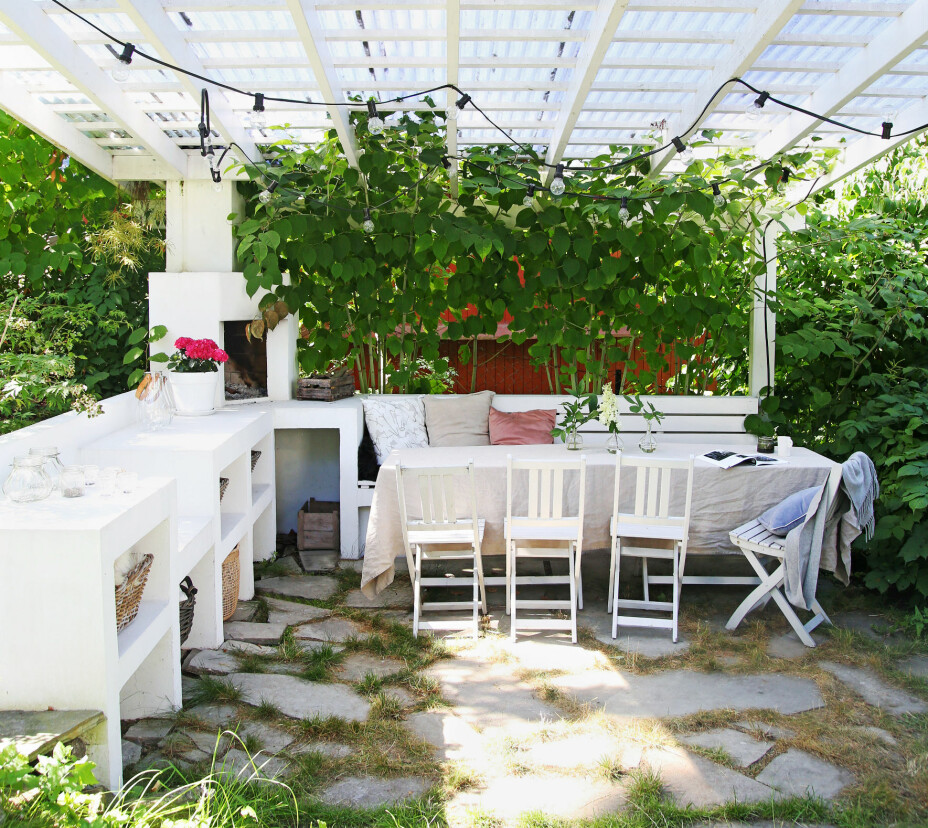 I hagen er det lagt til rette for det gode liv. Her har familien peis, pergola, utekjøkken og en innbydende spisesone. I hagen er det lagt til rette for det gode liv. Her har familien peis, pergola, utekjøkken og en innbydende spisesone.