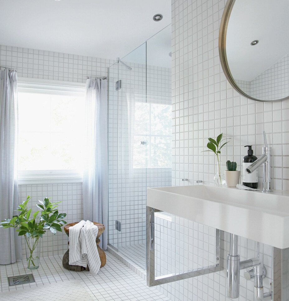 Badet ble pusset opp av tidligere eiere i 2006. – Det ble gjort så fint at vi ikke har sett noen grunn til å endre på det.
Vi har satt opp dusjveggene i glass for å minske vannsøl i rommet, det er alt, sier Hilde. Hun elsker å myke opp stramme, hvite flater med grønt fra hagen, som hun setter i klare glassvaser rundt omkring i interiøret. Badet ble pusset opp av tidligere eiere i 2006. – Det ble gjort så fint at vi ikke har sett noen grunn til å endre på det.
Vi har satt opp dusjveggene i glass for å minske vannsøl i rommet, det er alt, sier Hilde. Hun elsker å myke opp stramme, hvite flater med grønt fra hagen, som hun setter i klare glassvaser rundt omkring i interiøret.