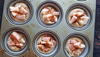 Fordeles i 12 muffinsformer.
Ha i eplebiter og dryss på kanel og sukker. Fordeles i 12 muffinsformer.
Ha i eplebiter og dryss på kanel og sukker.