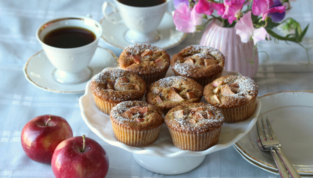 Eplemuffins passer godt til vaniljeis eller krem. Eplemuffins passer godt til vaniljeis eller krem.