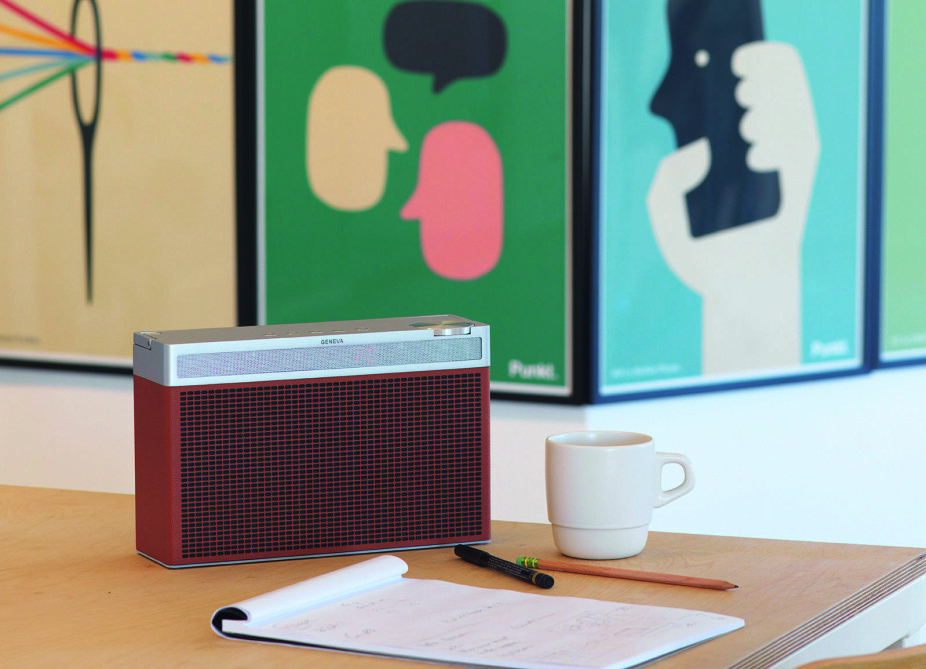 PREMIE: DAB-radioen Geneva Touring L har Bluetooth og 30 timer batteritid. Den er enkel i bruk og skal ikke konfigureres. Radioen er av bransjen kåret til årets DAB-radio 2017–18, og den har en verdi av kr 3495. PREMIE: DAB-radioen Geneva Touring L har Bluetooth og 30 timer batteritid. Den er enkel i bruk og skal ikke konfigureres. Radioen er av bransjen kåret til årets DAB-radio 2017–18, og den har en verdi av kr 3495.