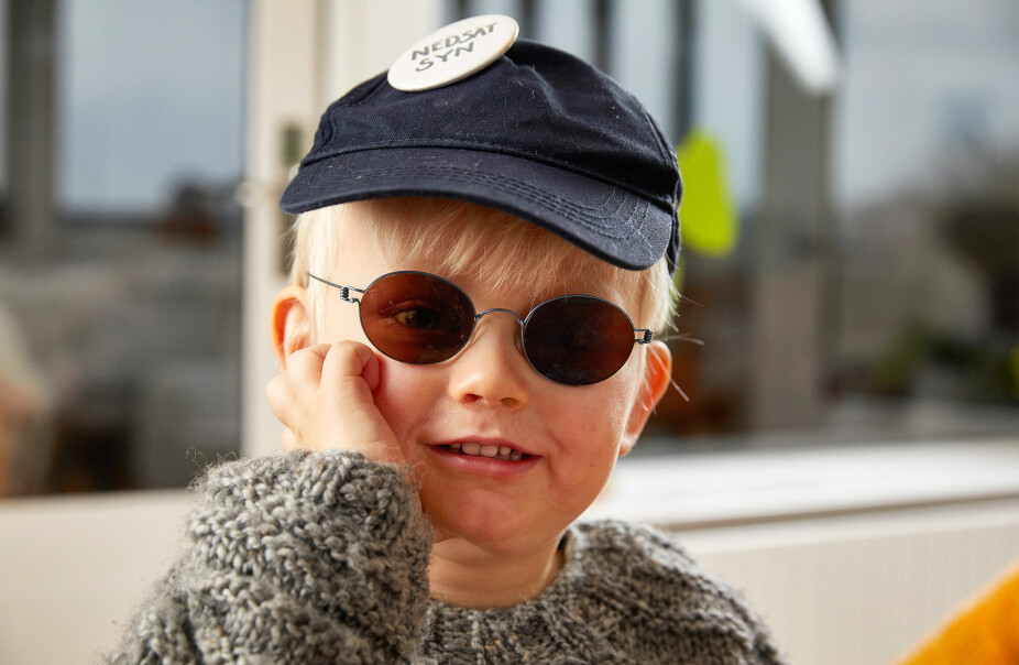 VIGGO ER ALBINO: Solbriller mot skarpt lys og et merke med "nedsatt syn" på capsen. Så er Viggo klar for lekeplassen ute. VIGGO ER ALBINO: Solbriller mot skarpt lys og et merke med "nedsatt syn" på capsen. Så er Viggo klar for lekeplassen ute.