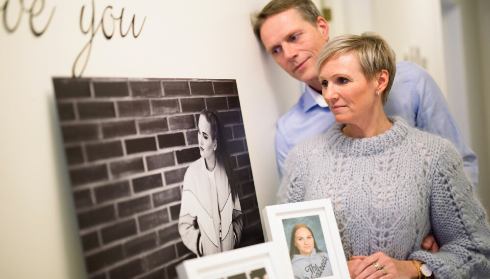 KJÆRLIGHET:
– Hun var så frisk
og aktiv. Amalie skal alltid være levende for oss, sier Arnhild og Torbjørn, som
mistet datteren etter kort tids sykdom. KJÆRLIGHET:
– Hun var så frisk
og aktiv. Amalie skal alltid være levende for oss, sier Arnhild og Torbjørn, som
mistet datteren etter kort tids sykdom.